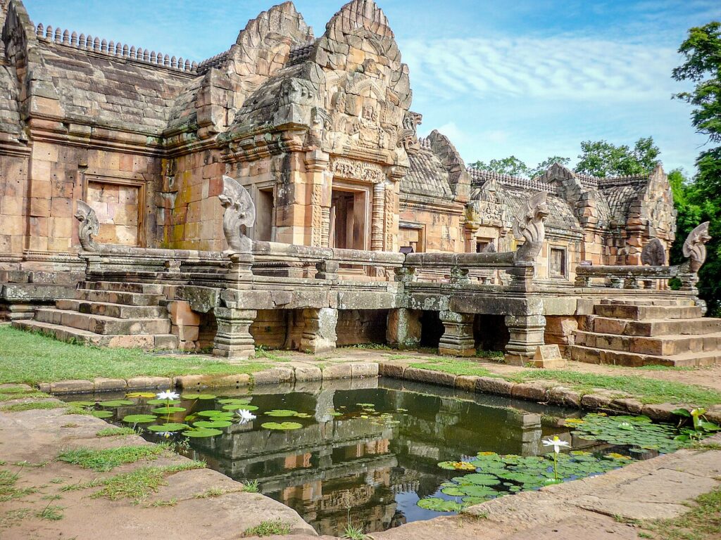 พนมรุ้งและเมืองต่ำ