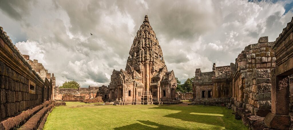 พนมรุ้งและเมืองต่ำ
