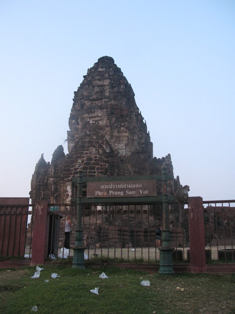 พระปรางค์สามยอด