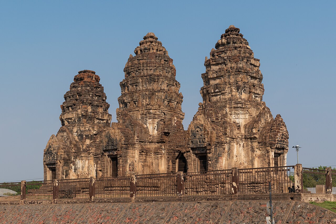 พระปรางค์สามยอด